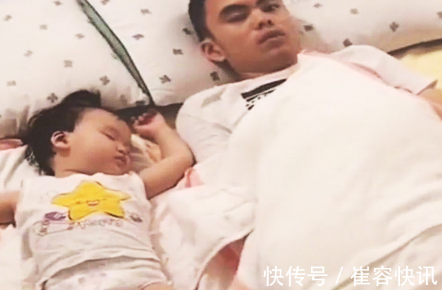 幼儿园|妈妈让爸爸哄女儿睡觉，做完家务回来，推开房门踢了爸爸一脚