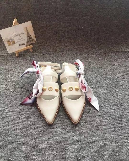 今年丝巾怎么搭配呢这四种个性又时髦的穿法,给你的穿搭加分