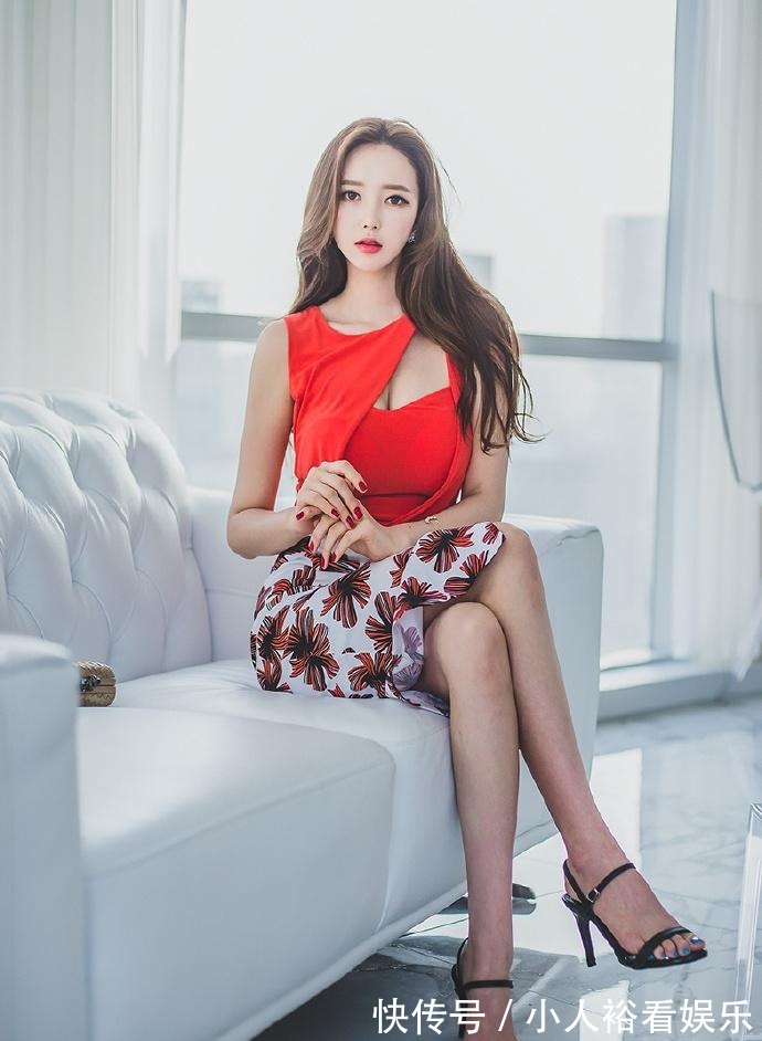 衣服|听说红色的衣服能带来好运,和半身裙搭配太合适了
