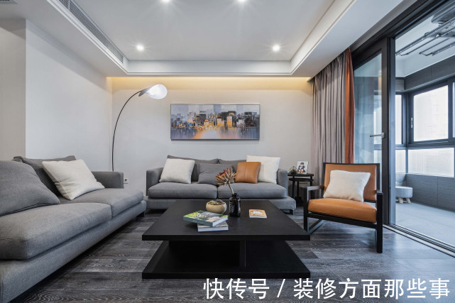 衣柜|140平现代风三居室用衣柜隔开的桌子,眺望窗外美景岂不美哉!