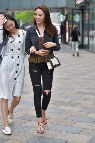 一条紧身裤秀出好身材 活力时尚俩不误