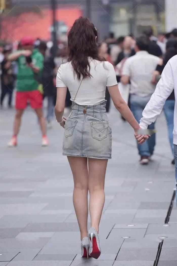 白色短袖搭配牛仔裙, 可爱清新, 非常富有少女气息