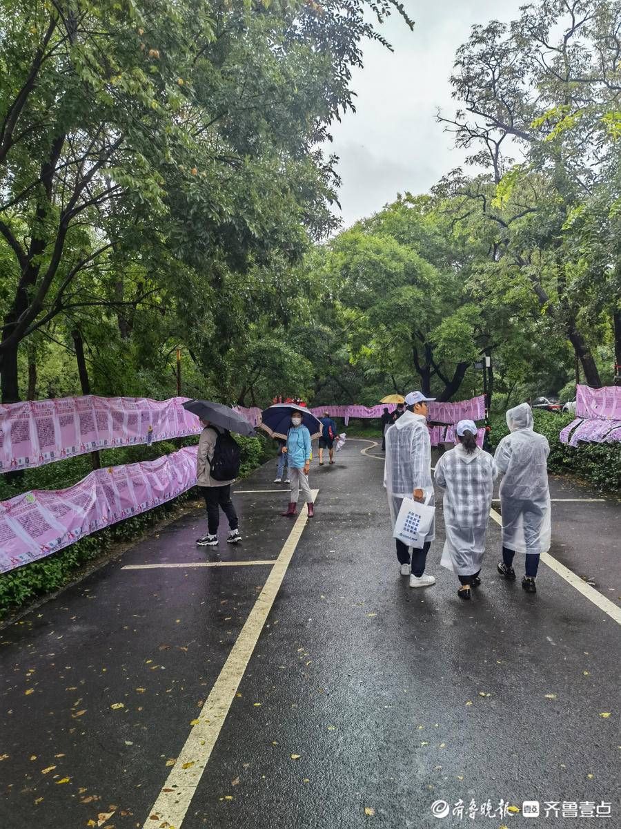 相亲大会|雨中情！千佛山相亲大会开幕第二天，现场浓情满满