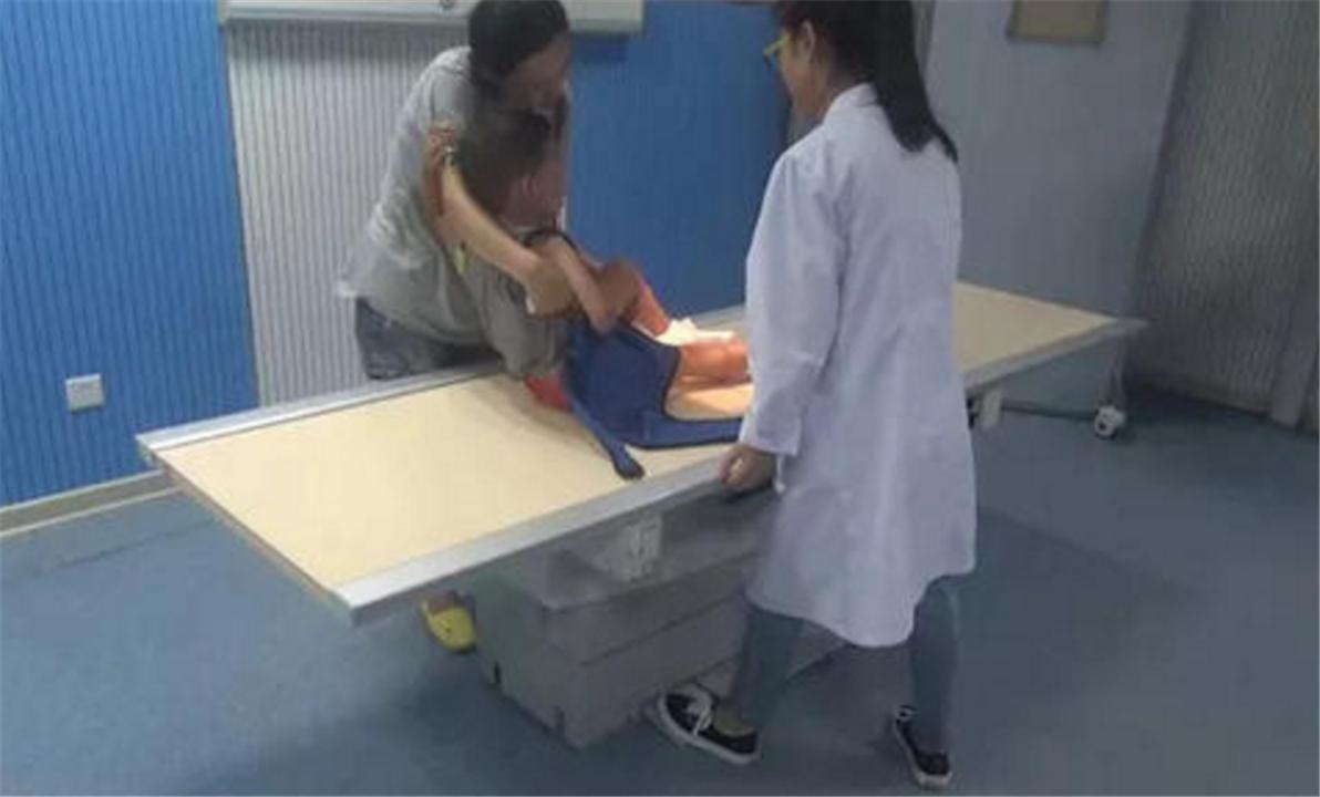 泡面|儿子被开水烫伤,爸爸无心之举却救了娃,医生竖起大拇指很专业