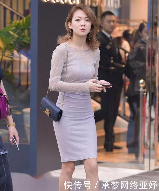 好身材|街头美女的“清凉”穿搭,简单时尚,秀出不一样的好身材