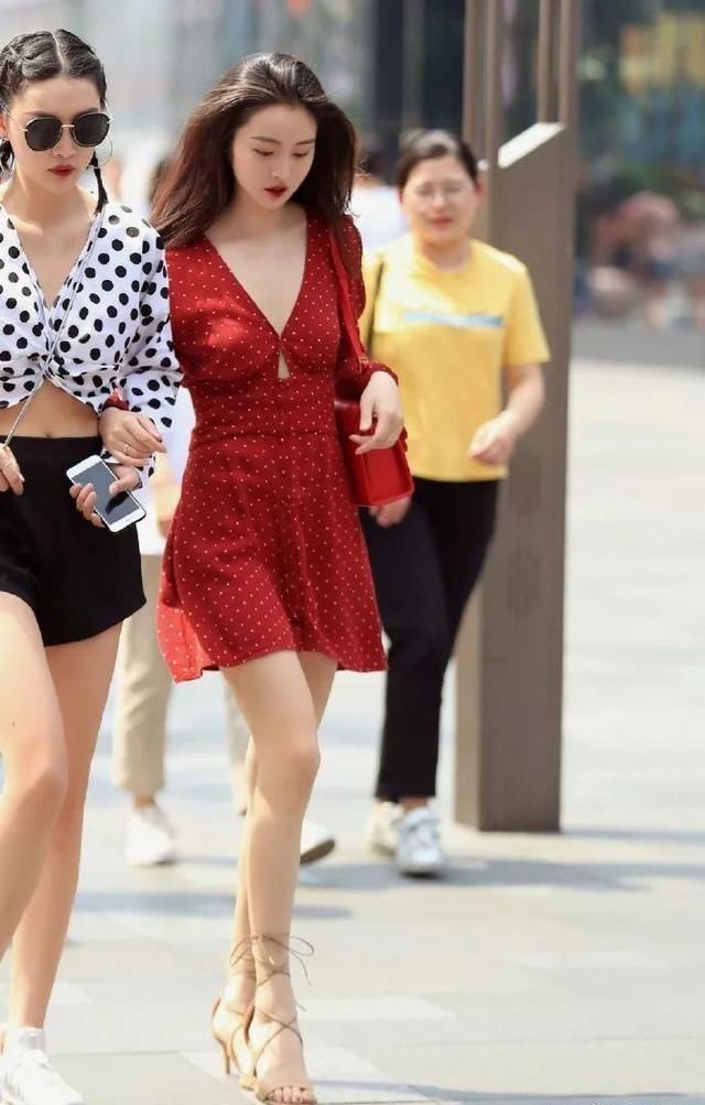 身上|小姐姐身上穿着白色的西装内搭蕾丝打底衫,散发出迷人的成熟气息