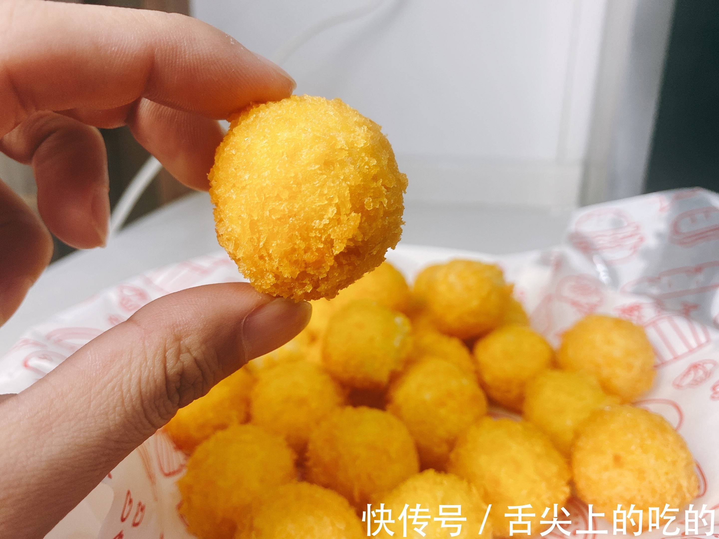 做油炸汤圆时,掌握2个技巧,汤圆不爆炸,外酥里糯,真好吃