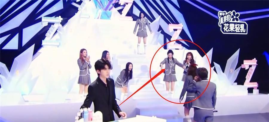 虞书欣第2名出道泪洒现场,看到她第一个抱的人,网友和谁关系好一目了然