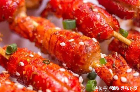 摆摊|40岁大叔摆摊卖“天价烧烤”50元1份,每天卖300份,客人闻香而来