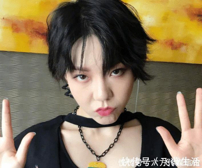 她曾是《好声音》的冠军,现在却沦落到在街边商演,观众都不买账