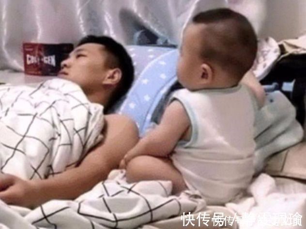 待遇|爸爸哄娃“待遇”高,被娃“伺候”得相当惬意,网友:爸爸真难带