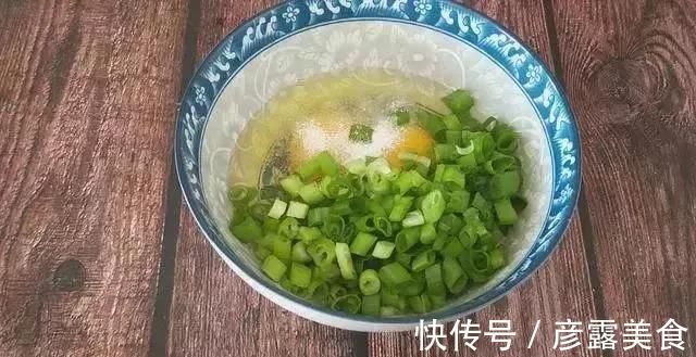 早餐饼的新吃法，不揉面不擀面，筷子一搅，比包子油条好吃，真香