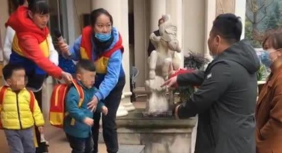 幼儿园|爸爸第一次接孩子就火了,老师一脸不信,爸爸无奈:我真是他爹