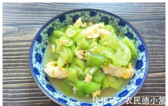 丝瓜|炒丝瓜,别只知道干炒,多加1步,丝瓜嫩绿不发黑