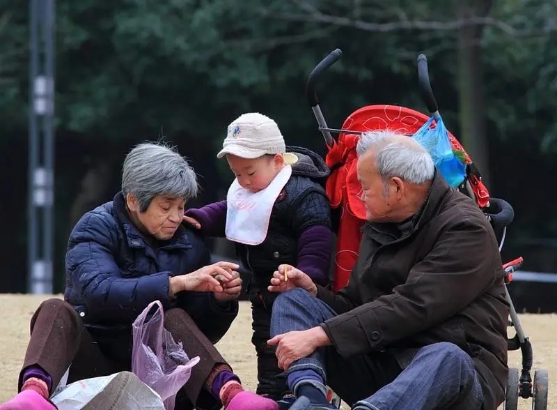 孙子打针奶奶却火了！祖孙俩表情神同步，网友：真是亲孙子