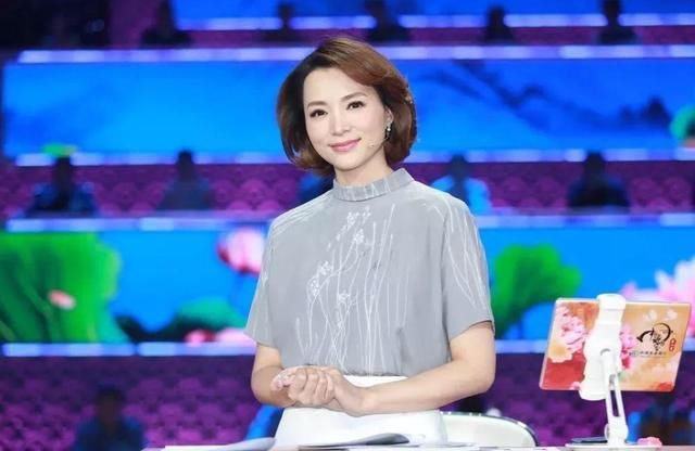 央视一姐董卿上《新闻联播》！大背头气质不凡，在男领导中好抢眼