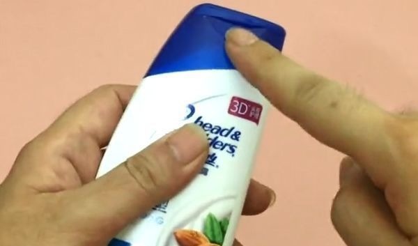 洗发水盖子不要扔,中间剪一剪,放在卫生间,全家人都要抢着用!
