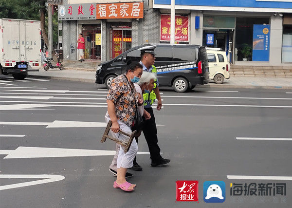 举动|惠民交警扶老人过马路 小举动暖人心