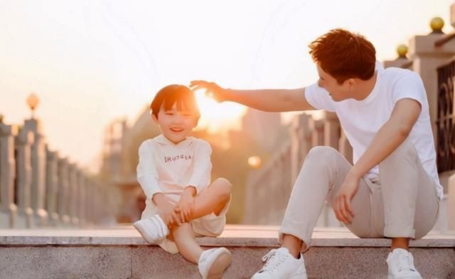 丢人|“穿成这样真的很丢人”，“睡衣妈妈”放学接娃被说邋遢，扎心了