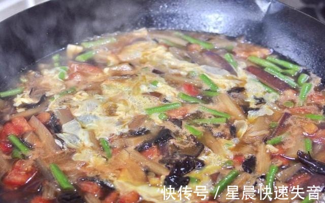 素馅大馄饨，馅大皮薄、营养丰富，满满一口极大地满足！