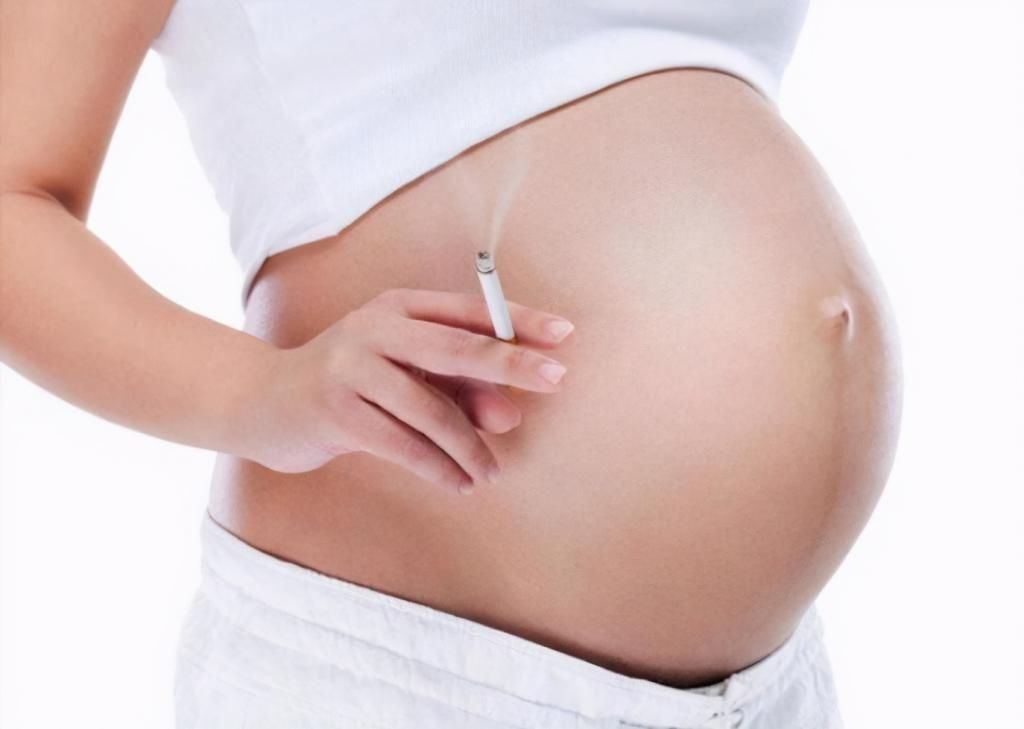 吸烟|孕妇怀孕9个月还直播喝酒撸串，孩子在肚子估计已经“醉了”！真是亲妈