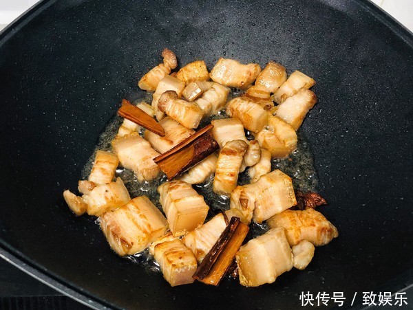 做红烧肉时,冰糖不是要点,大厨偷偷放点“它”,一大锅不够吃
