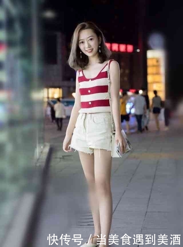 靓丽|街拍:肤白貌美的小姐姐,丰腴有致,格外的时尚靓丽迷人!