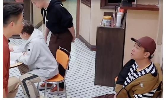 陈小春遭遇财政滑铁卢,结错钱被兄弟追着教育,还套路前辈入股