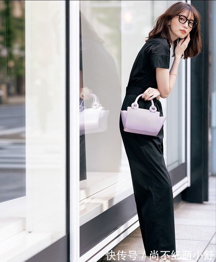 连体裤|今年突然火了一种新搭配叫:连体裤+基础上衣,越看越心动