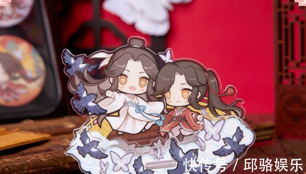 天官|《天官赐福》设计精美的立牌,灰灰的花怜真美,舍不得当手机支架