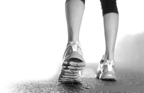 糖尿病患者|糖尿病者,一旦手脚有四种变化,并发症来了,再拖下去就是肾衰竭