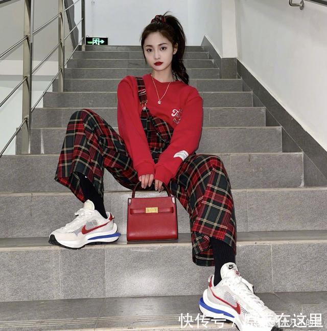 周潔瓊解鎖新時尚,穿背帶褲只背一邊肩帶,別說還挺個性