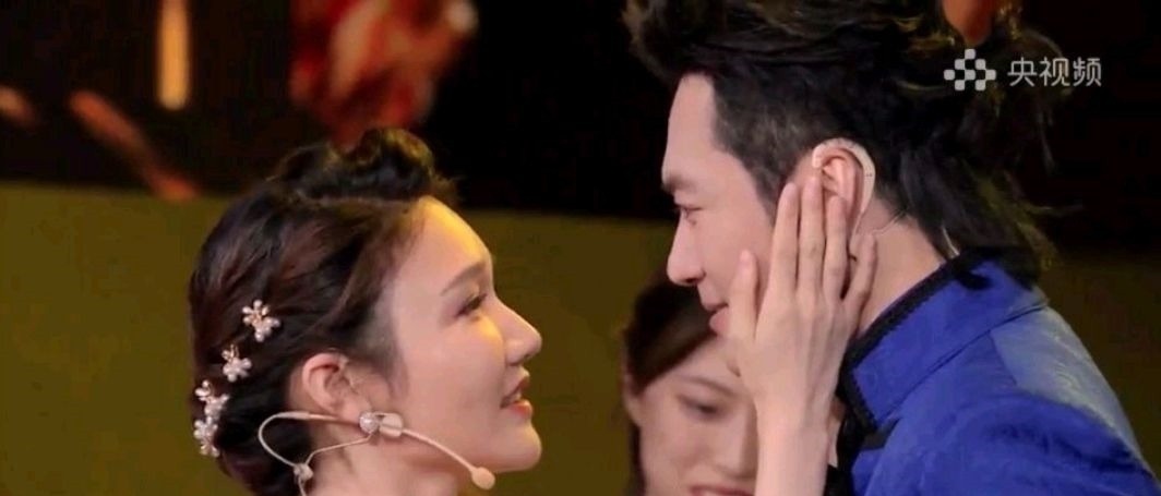 朱迅小尼&龙洋张韬,央视两对黄金搭档PK经典爱情,高颜值的完胜