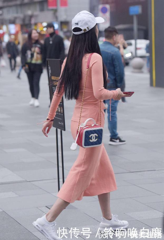 美眉们 肉粉色包臀裙搭配平底小白鞋,简约时尚,青春减龄