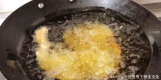 炸酥肉到底是用面粉还是淀粉,很多人都做错了,教你正确的做法!