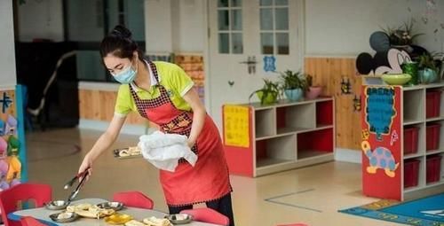 为什么宝宝在家要人喂，在幼儿园却能自己吃饭？老师说出真相