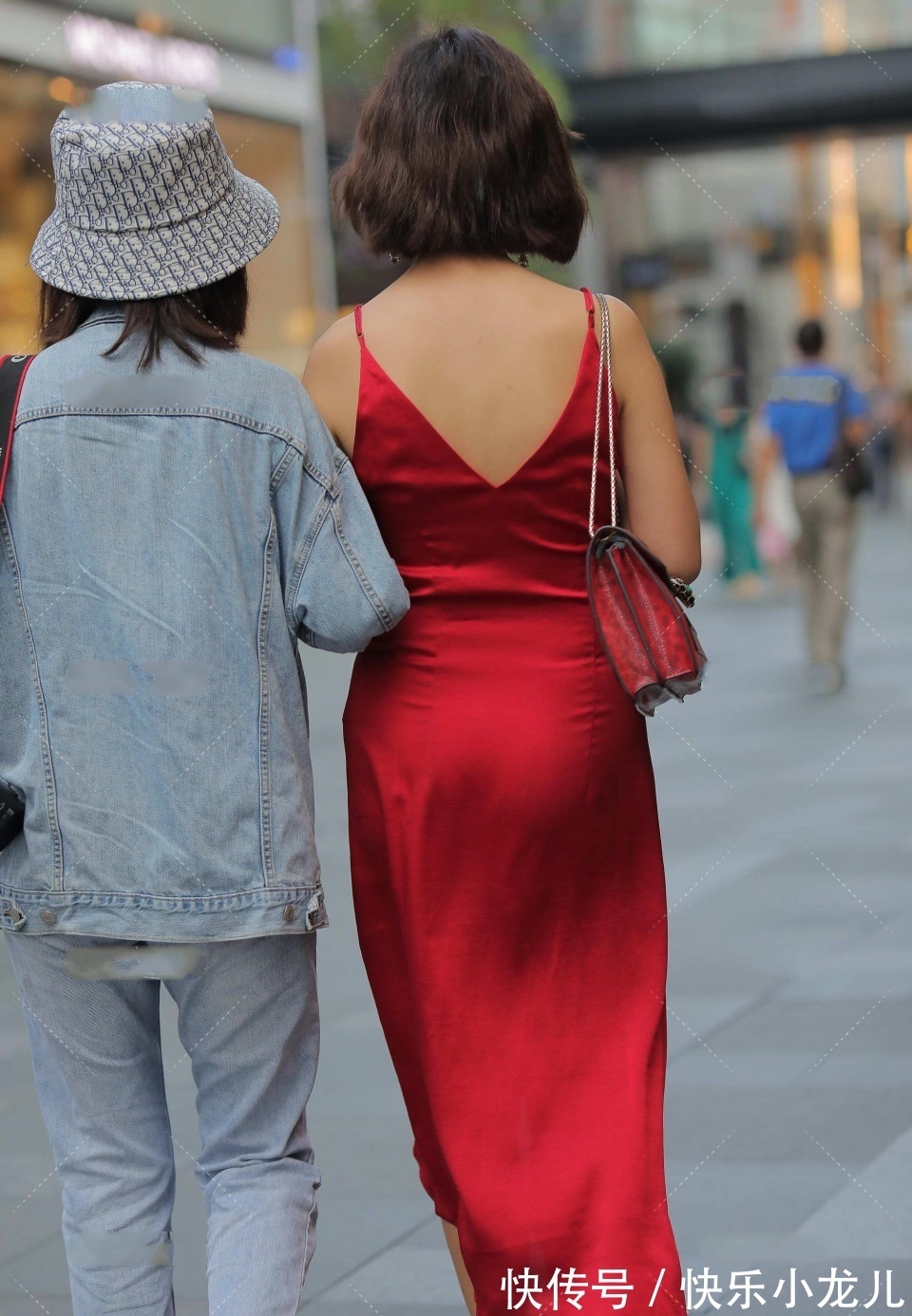 衣品|街拍：这位小姐姐不仅衣品强大，而且还特别大胆，堪称惊艳
