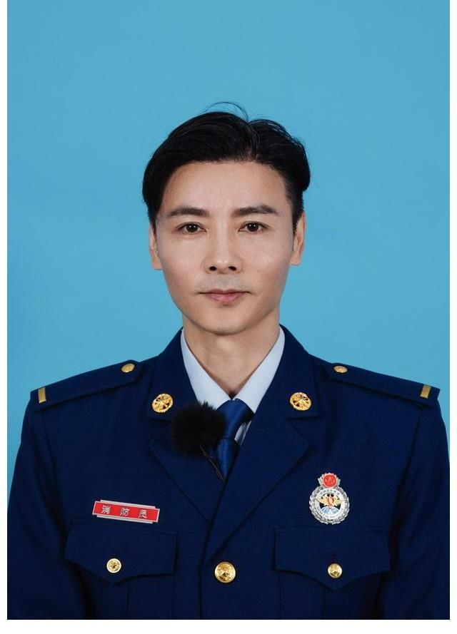 组图：《我们的滚烫人生》陈小春张智霖李承铉体验消防员生活