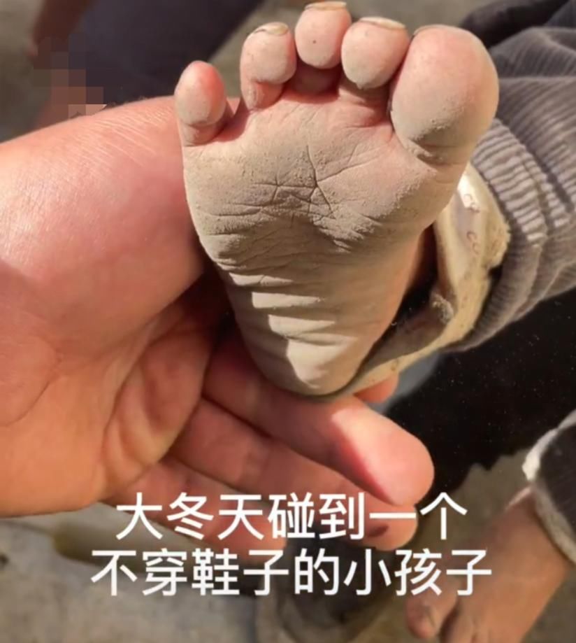 2岁'没妈男孩'，大冬天光着脚没鞋穿，奶奶：想妈就找姑姑抱他