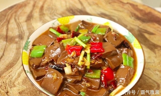 入少许|麻辣鸭血怎样做才好吃?学会这一招,鲜香滑嫩不破碎,麻辣鲜香