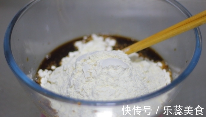 模具|面粉只会做包子馒头?不如做成发糕,一拌一蒸,又松软又香甜
