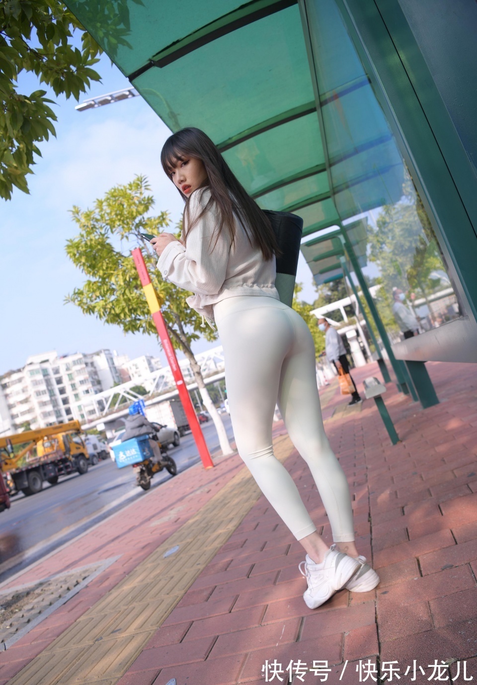 穿搭|小姐姐一身白色的运动穿搭,加上一件白色的外套,显得更加时尚