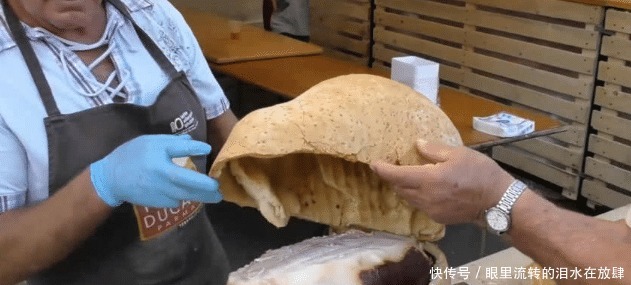 国外|外国大爷一个面包能卖一天,去掉壳之后,难怪能卖这么久