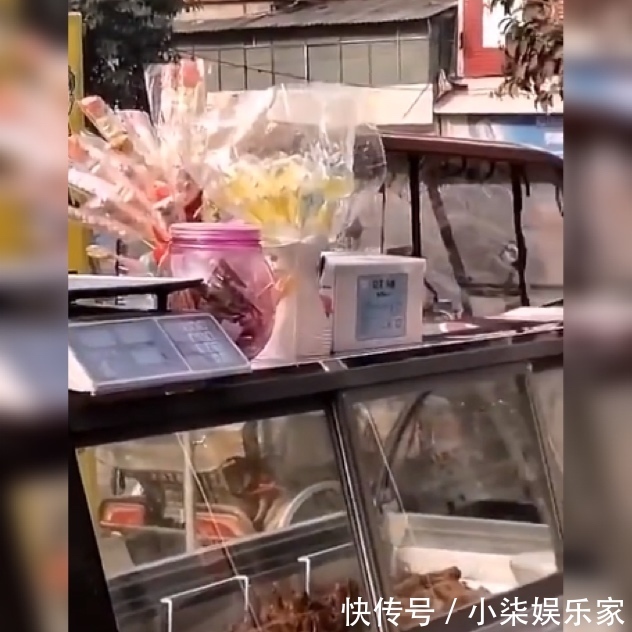 机智|“机智宝宝”为吃糖果使了吃奶的劲儿去拿糖,网友万万没想到!