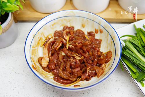 春天到了，2样“春菜”炒一盘，滋味“鲜到家”了，早吃早尝鲜