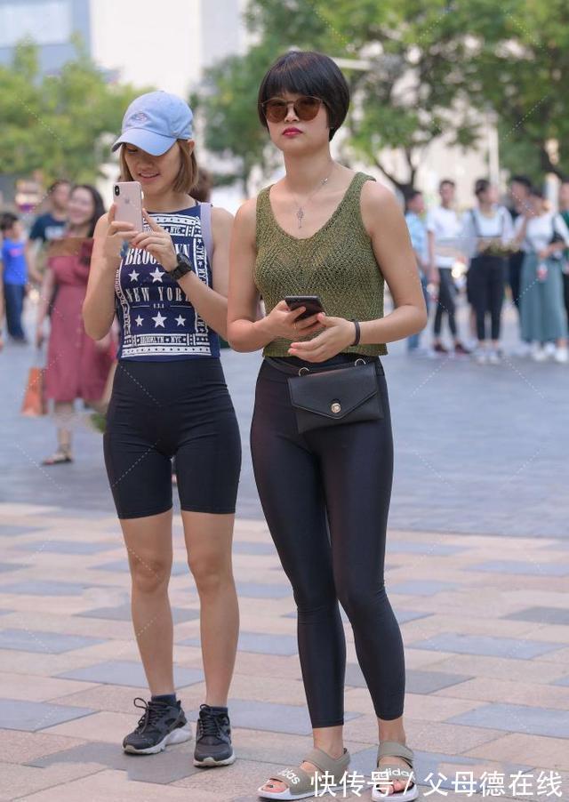 时尚 草绿色无袖针织上衣,搭配黑色休闲裤,温柔休闲又时尚大气