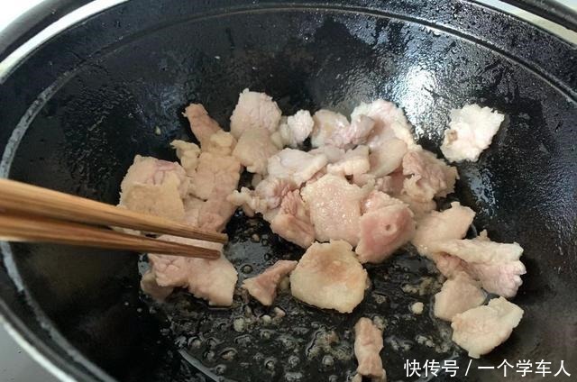 白菜炖豆腐，有人先炒白菜，有人先炒豆腐，都不对！这样做才入味
