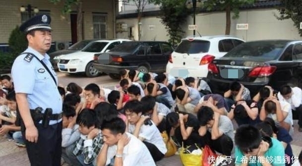 小卖部|小学生捡到十块钱到小卖部买零食,老板见钱立即报警