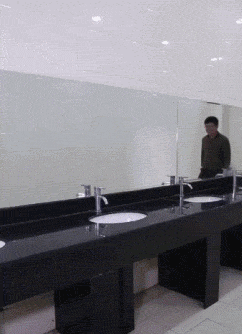 |搞笑GIF:事实告诉我们,千万别惹女人,我就想知道妹子脚痛吗?