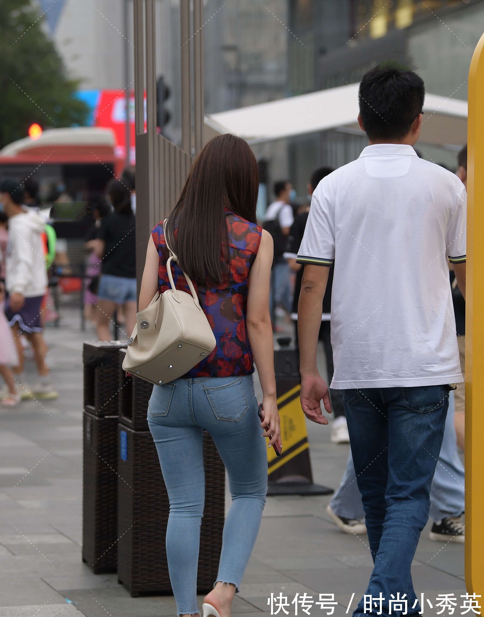 浅色 红色上衣搭配浅色牛仔裤,深浅交替的颜色搭配更有新鲜感
